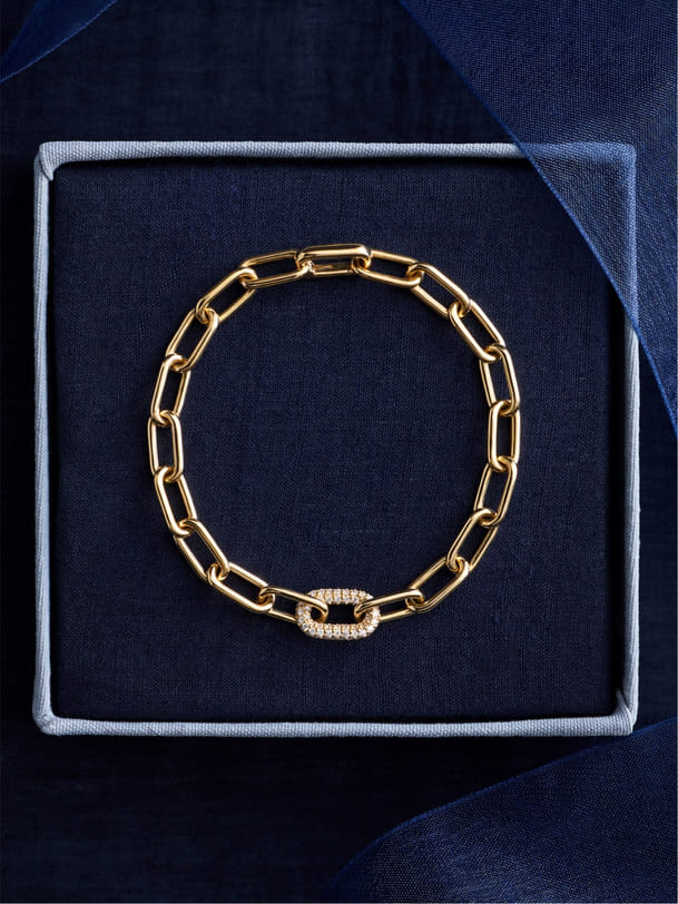 Ellipse collection gold link bracelet with pavé diamond oval accent displayed in gift box Blue Nile Ellipse collection gold link bracelet with pavé diamond oval accent displayed in gift box Blue Nile