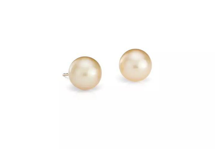Pearls meet simple Elegance: A new interpretation of Coco Chanel's